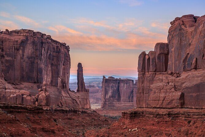 Arches National Park Self-Guided Driving Audio Tour - Three Gossips to The Great Wall: Iconic Views and Quick Walk Options