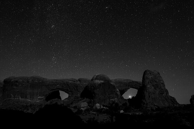 Astro-Photo, Hiking and Stargazing Tour in Arches National Park - Stop inside Arches National Park: arches as framing for stars