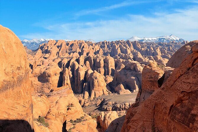 Discover Moab Rappelling on a Private Canyoneering Adventure - The 5-hour flow: from Longbow Arch hike to four rappels
