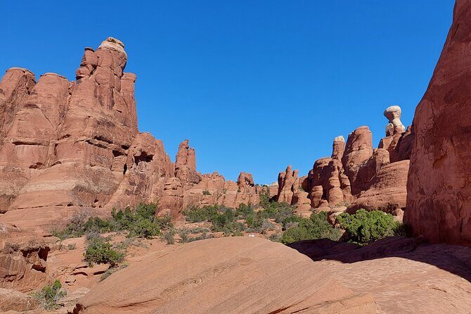 Discover The Hidden Arches: Solitaire Arches Hike & 4x4 Fun - Moab morning math: pickup, timing, and what the day feels like