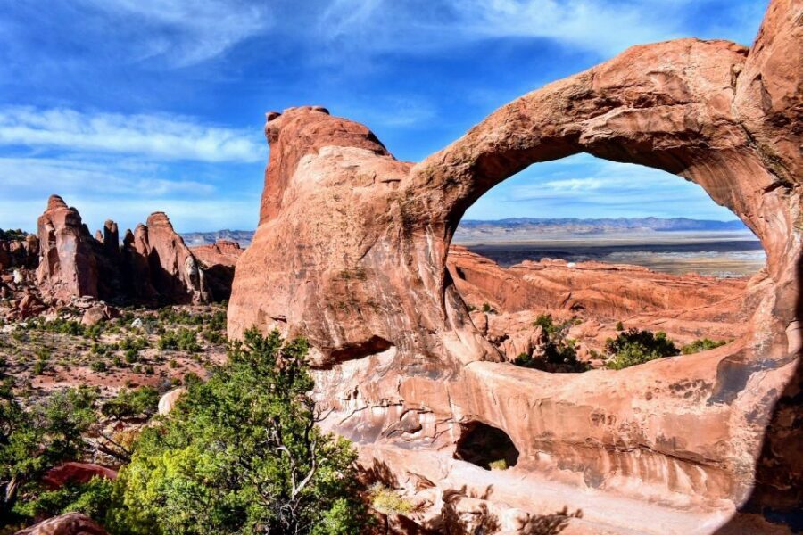 From Moab: Arches National Park 4x4 Drive and Hiking Tour - Lunch and water breaks: small comfort that makes the day work
