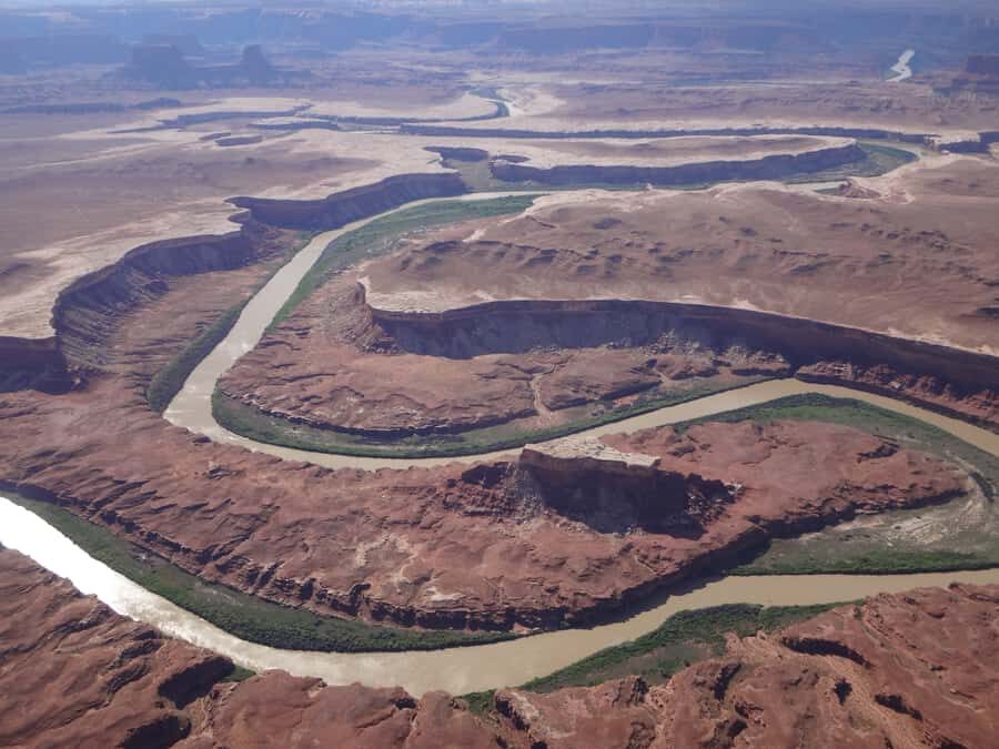 From Moab: Canyonlands 4x4 Drive and Calm Water Cruise - Island in the Sky by 4x4: the day starts at mesa level