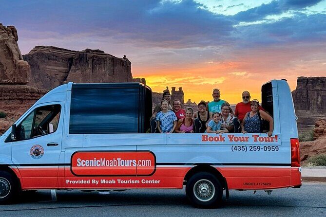HIGHLY RATED Arches National Park Sightseeing Tour From Moab Utah - Park Avenue Trail and the named formations that feel like a movie set