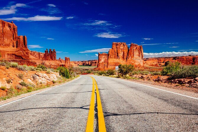 Immersive Arches Walking Tours | More Stops, More Tour Options - Lower Delicate Arch Viewpoint: the famous framing trick