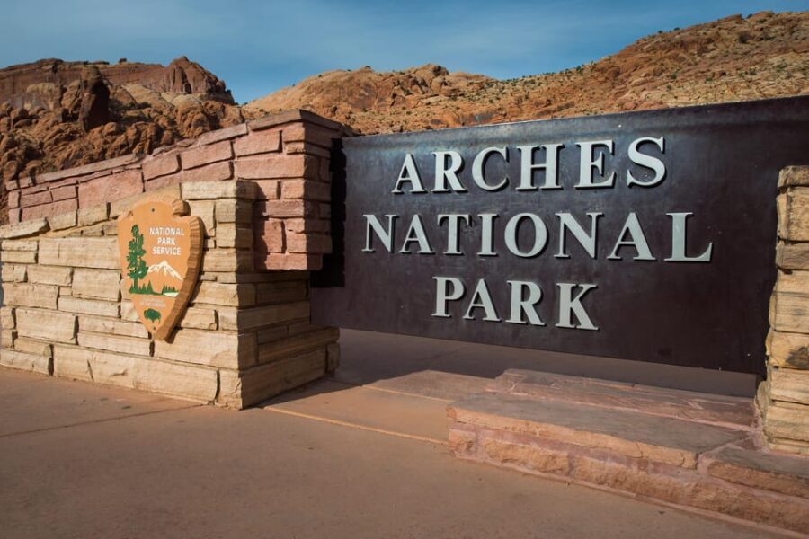 Moab: Arches National Park Sightseeing Tour - Roof open or roof closed: how weather changes your day