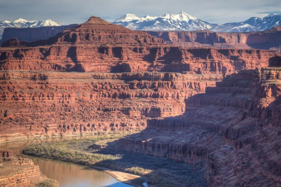 Moab: Canyonlands National Park 4x4 White Rim Tour - White Rim Trail driving: seeing Canyonlands from the rim down