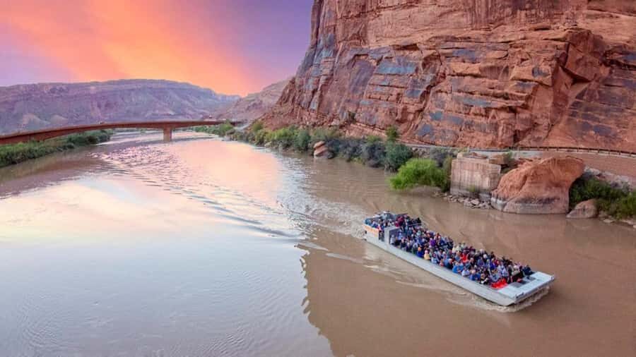 Moab: Colorado River Dinner Cruise with Music and Light Show - Getting to the Dock: The North Side Bridge Meeting Point and Steps