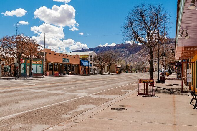 Self Guided Audio Driving Tour in Arches National Park - Windows, Park Avenue, Courthouse Towers: Mixing Easy Walks With Scenic Stops